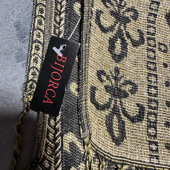 Elegant Gold and Black Scarf with Fleur-de-Lis Pattern 100% Pashmina - Picture 2 of 4